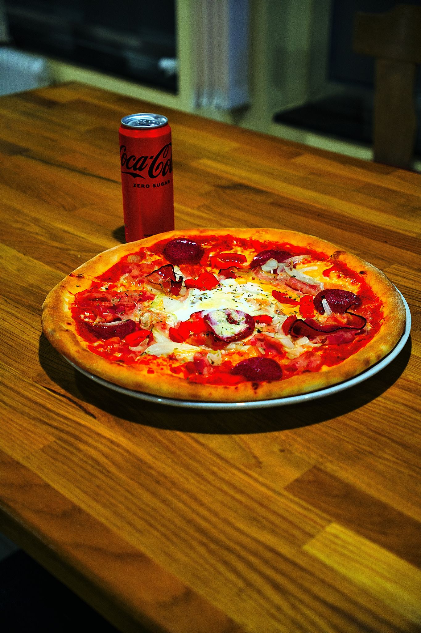 Pizza mit Salami, Schinken und Peperoni