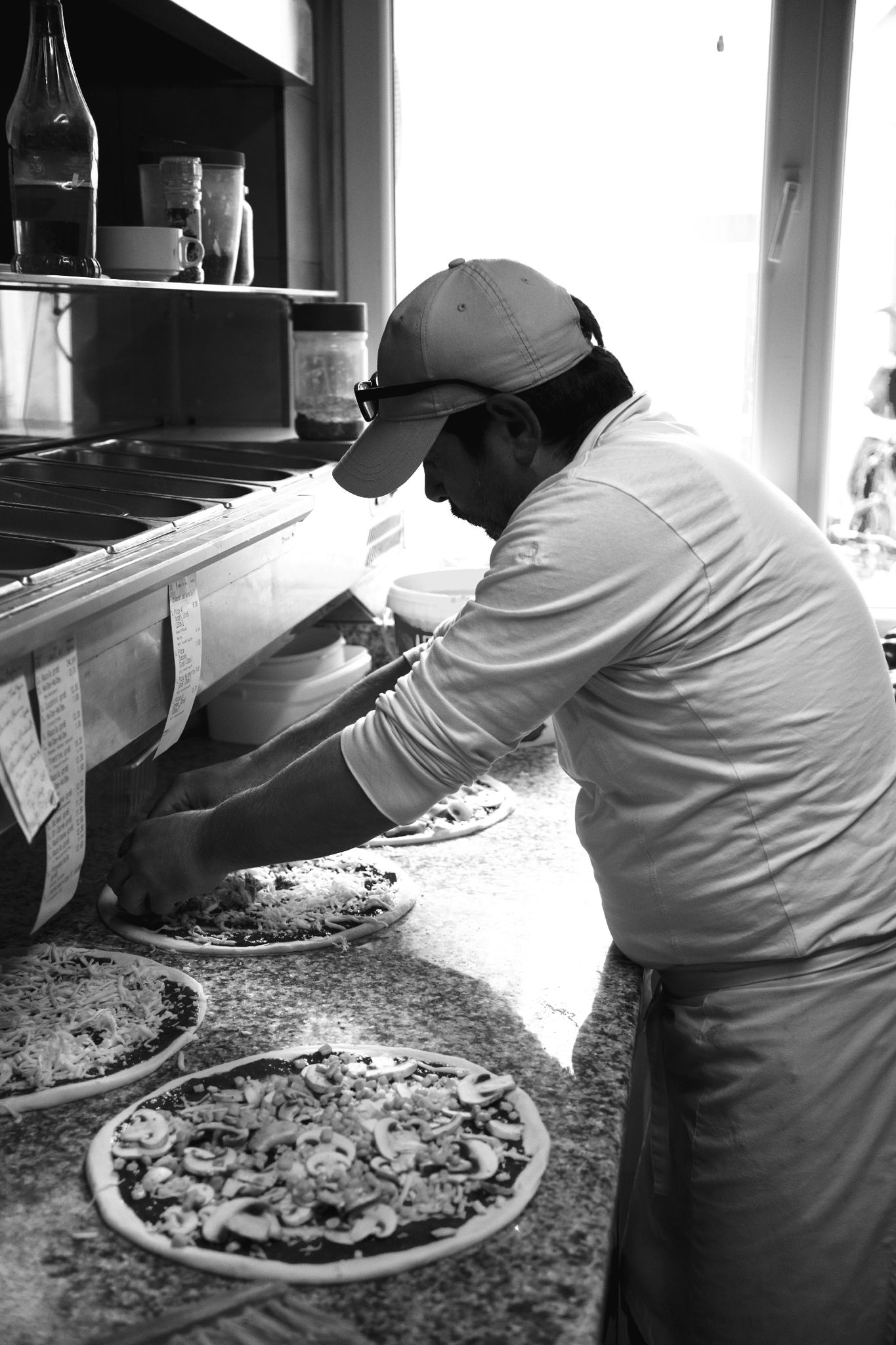 Unser Pizzabäcker bei der Arbeit