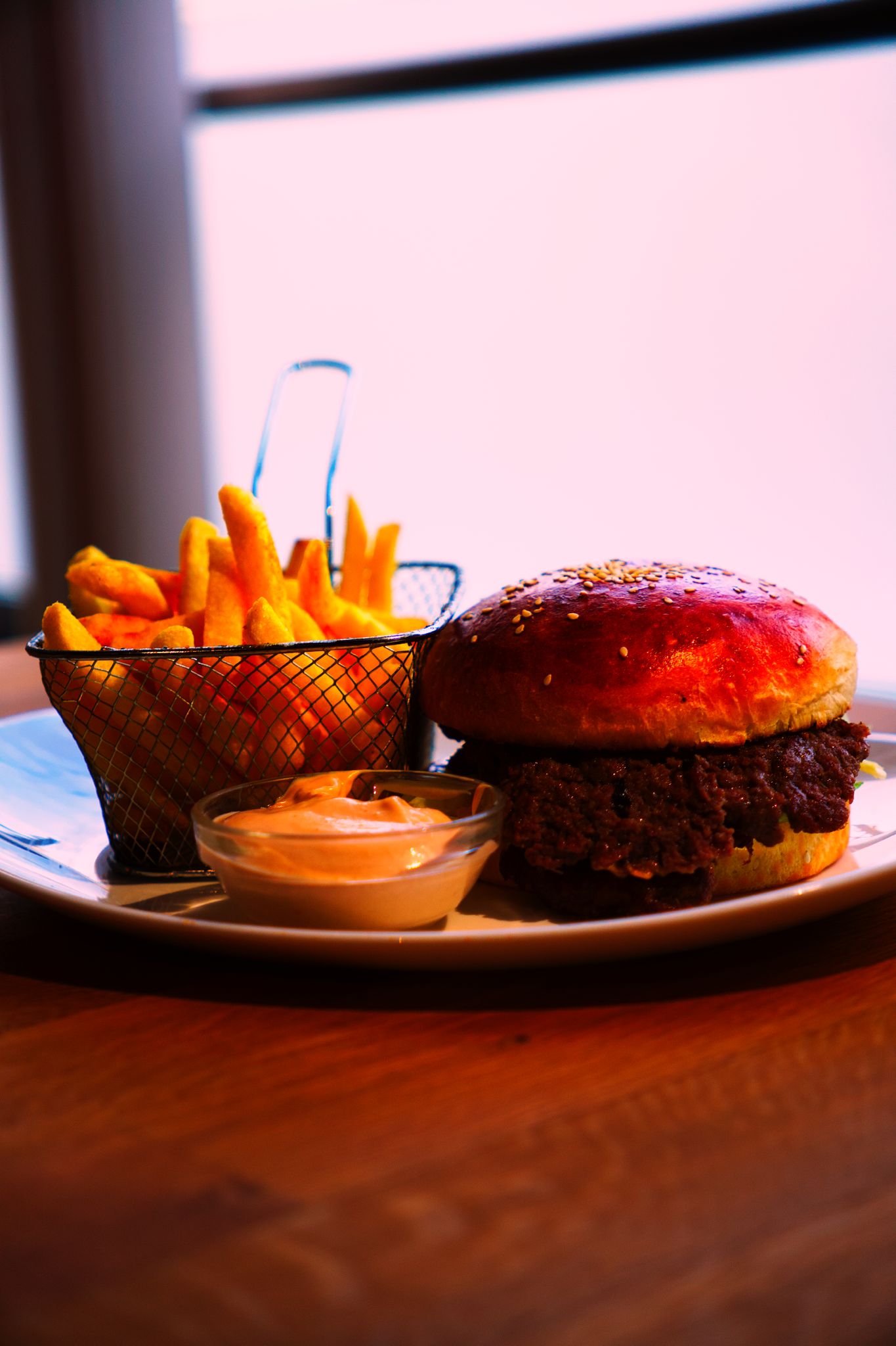 Burger mit Pommes und Dip